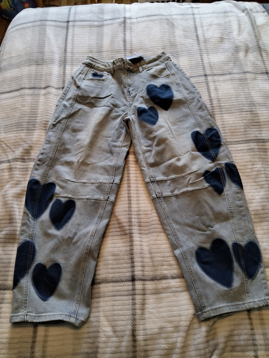 Chouyatou Pants - Blue Wide-Leg Jeans with Navy Heart Patches